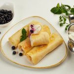 МЛИНЦІ З СОЛОДКИМ СИРОМ ТА ЧОРНИЦЕЮ