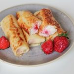 МЛИНЦІ З СОЛОДКИМ СИРОМ ТА ПОЛУНИЦЕЮ
